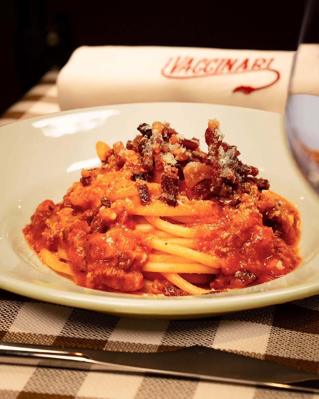 Piatto di pasta all’amatriciana con guanciale e pomodoro