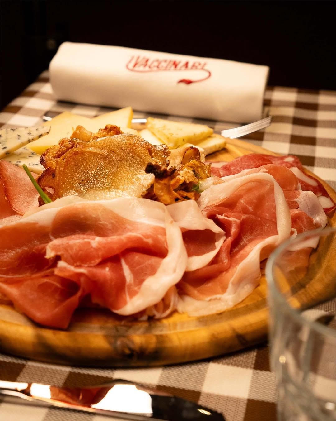 Tagliere gourmet di salumi e pecorini con focaccia